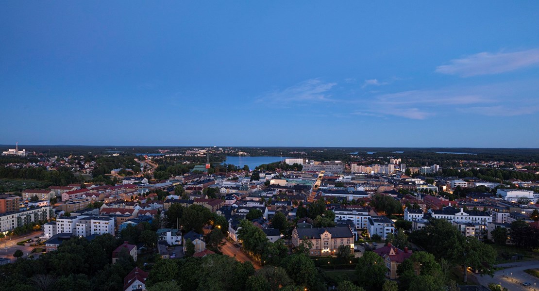 Stadsbild över Växjö centrum i skymning