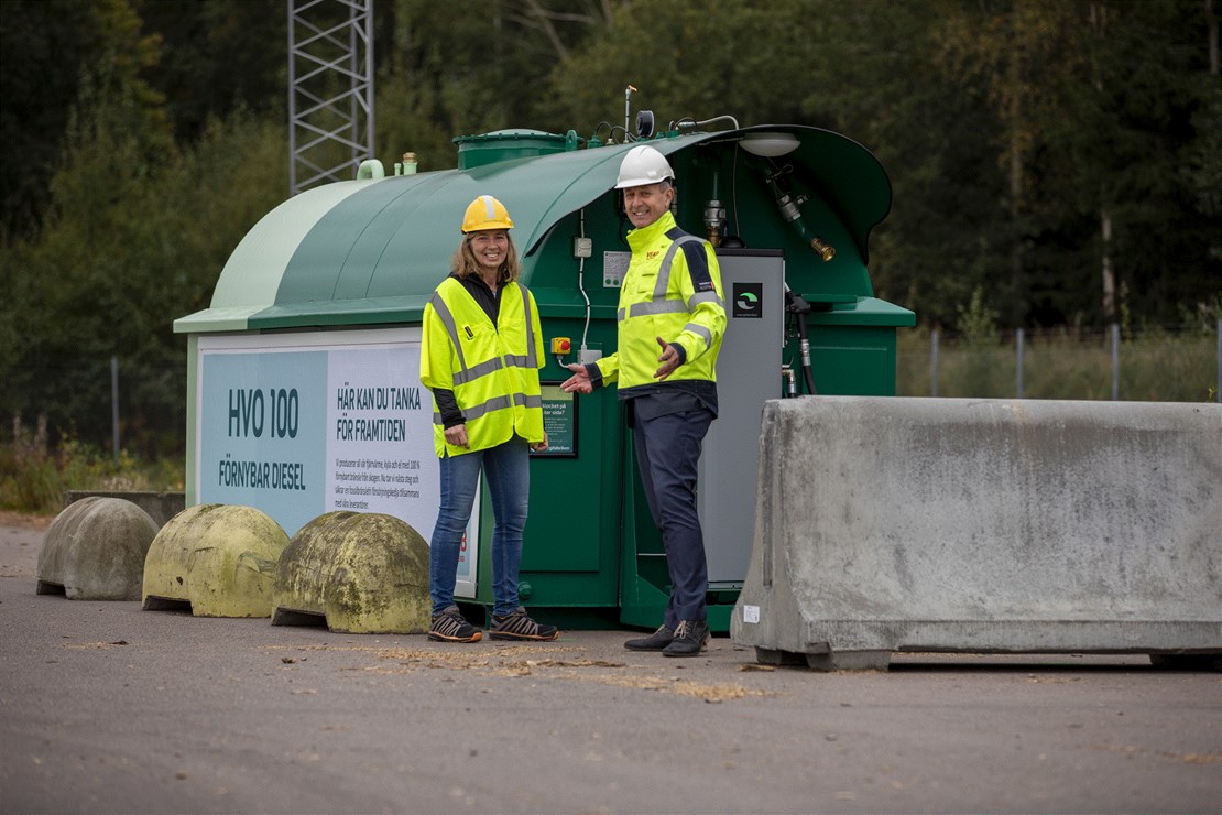 Ragnhild Oskarsson, bränslechef Växjö Energi och Erik Tellgren, vd Växjö Energi, vid tankstationen med förnybar diesel. Foto Johan Nordström.