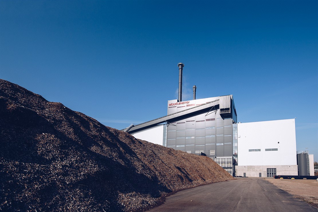 Sedan 2019 produceras all värme och el vid Sandviksverket i Växjö av förnybart bränsle i form av restprodukter från skogen. Foto: Jonas Ljungdal.